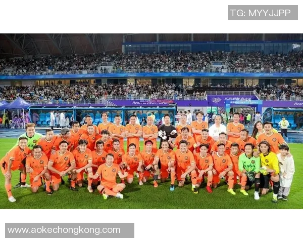 香港明星足球队成员齐聚一堂展现球技与友谊的精彩瞬间